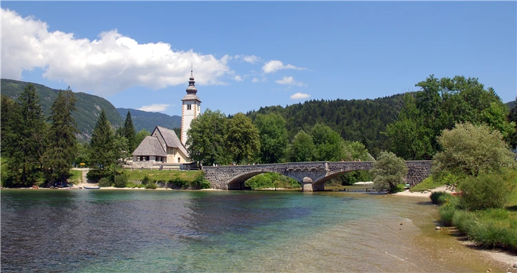 Klidná hladina jezera Bohinj ve Slovinsku | Slovinsko křížem krážem