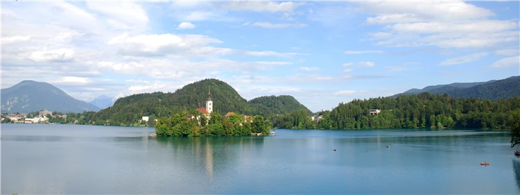 Jezero Bled s výhledem na hrad a okolní hory | Slovinsko - krajem ledovcových jezer až k rozpálenému Jadranu