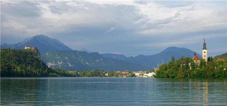 Jezero Bled – panoramatický pohled na vodu a ostrovní kostel | Slovinsko - krajem ledovcových jezer až k rozpálenému Jadranu