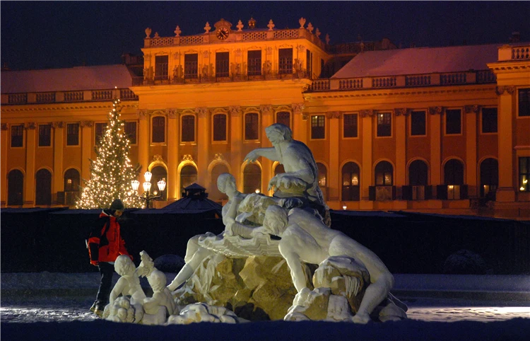 Zámek Schönbrunn zasněžený v zimě | Kouzlo adventní Vídně