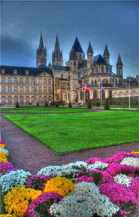 Historické centrum Caen s kostelem v Normandii | Tajuplná Bretaň a drsná krása Normandie