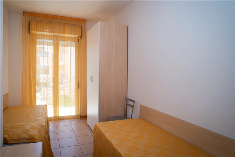 Areál rezidence Playa Sirena – zelené okolí a budova | Tortoreto Lido / Residence Playa Sirena