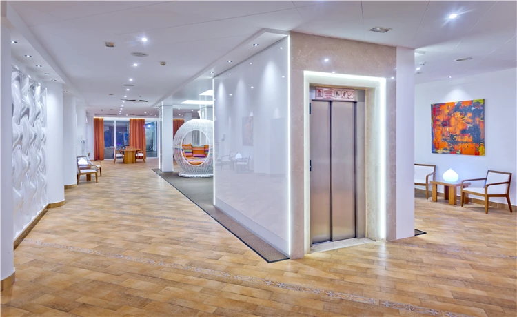 Prostorná hala hotelu Sumus Monteplaya s posezením | Malgrat de Mar / Hotel Sumus Monteplaya