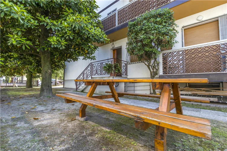 Venkovní část Villa Alpi v Lignanu s okolní zelení | Lignano / Villa Alpi